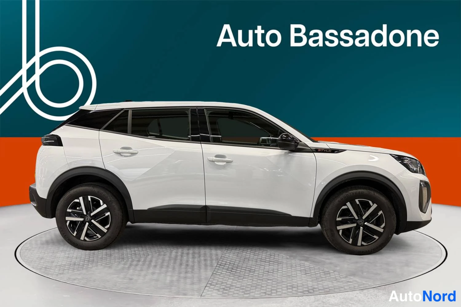 Valkoinen Peugeot 2008 2025, sivulta, kuva 5