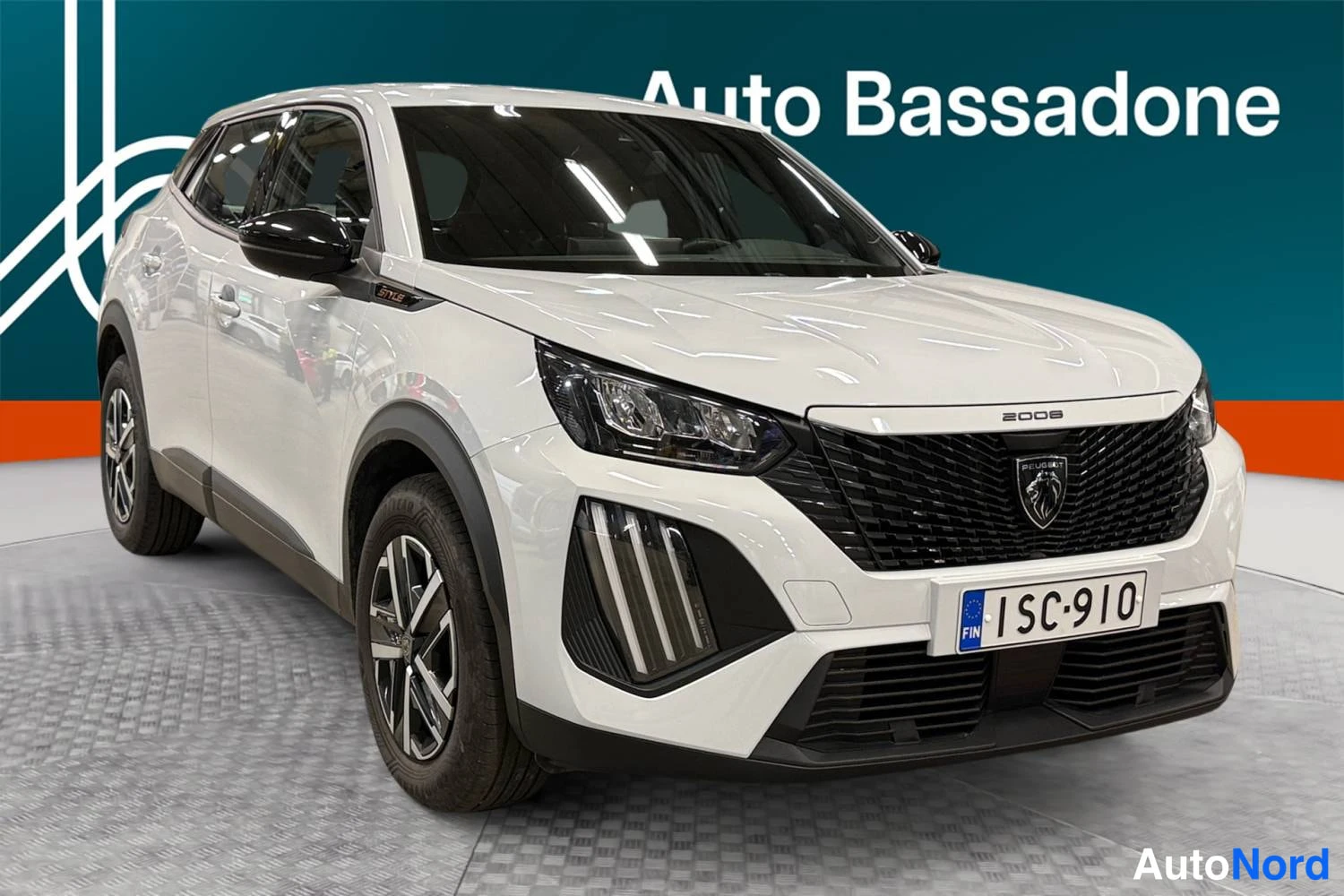 Valkoinen Peugeot 2008 2025, etuviisto, keula oikealle, kuva 3
