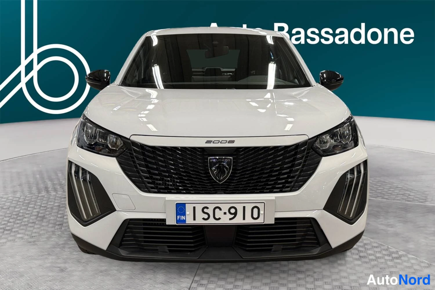 Valkoinen Peugeot 2008 2025, edestä, kuva 4