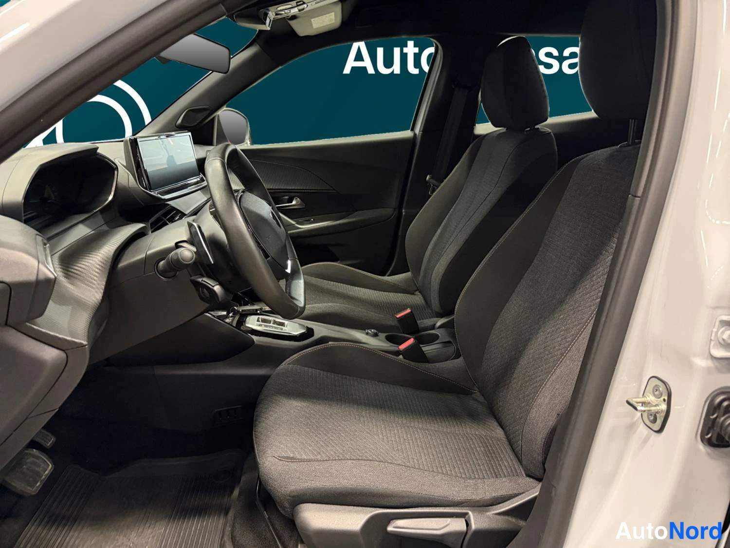 Valkoinen Peugeot 2008 2025, kuva 10