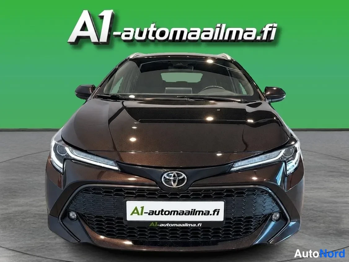 Ruskea Toyota Corolla Touring 2021, edestä, kuva 2