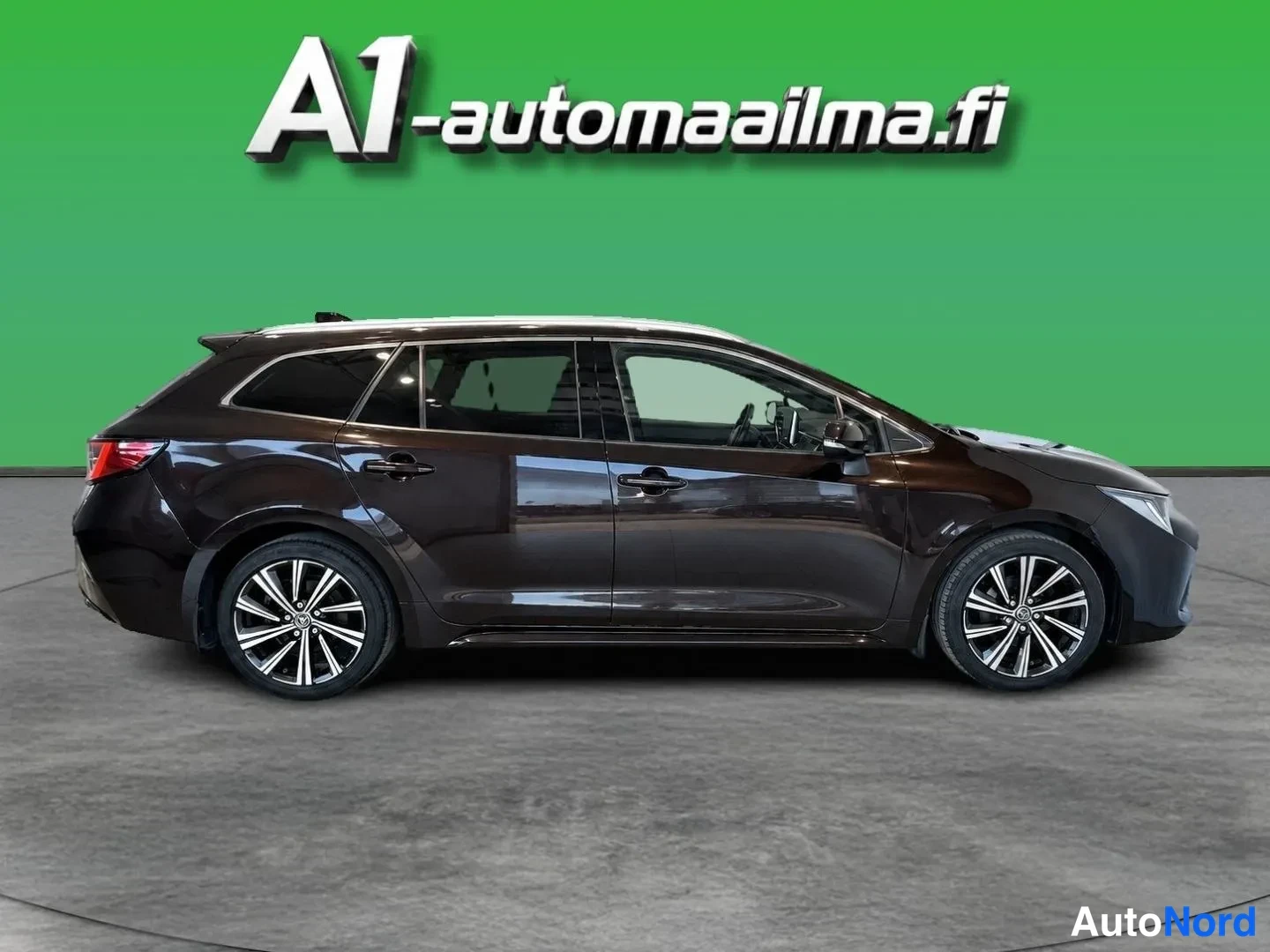 Ruskea Toyota Corolla Touring 2021, sivulta, kuva 3