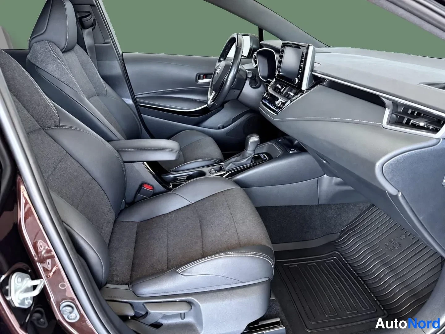Ruskea Toyota Corolla Touring 2021, etuistuimet, kuva 7