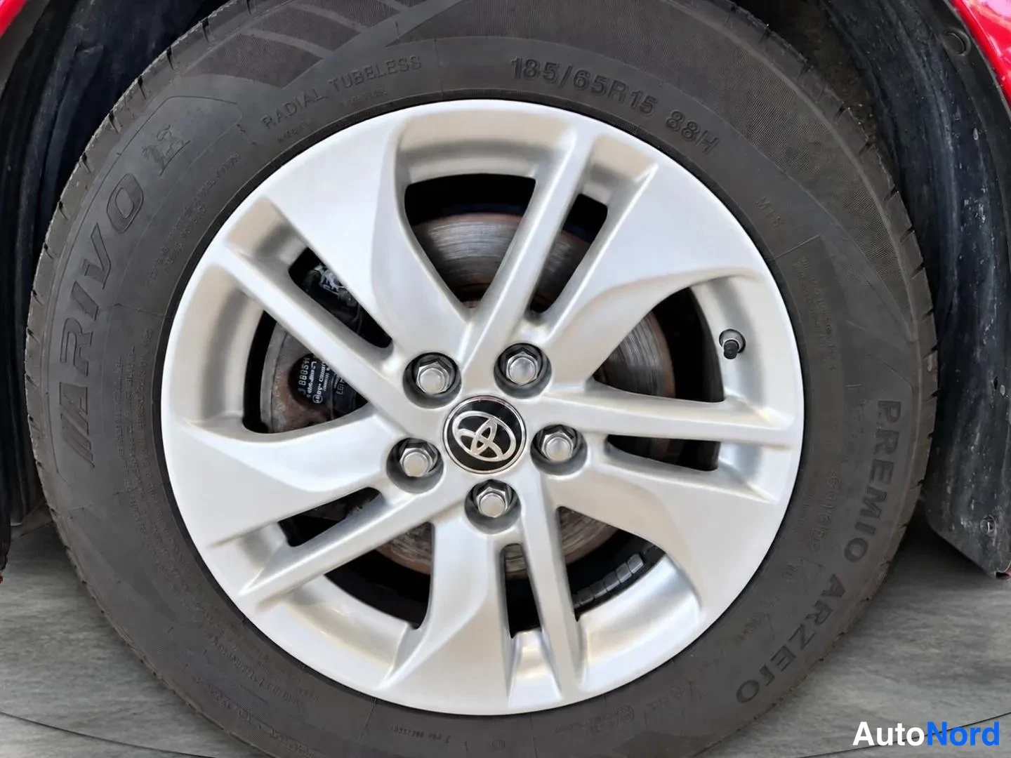Punainen Toyota Yaris 2022, kuva 13