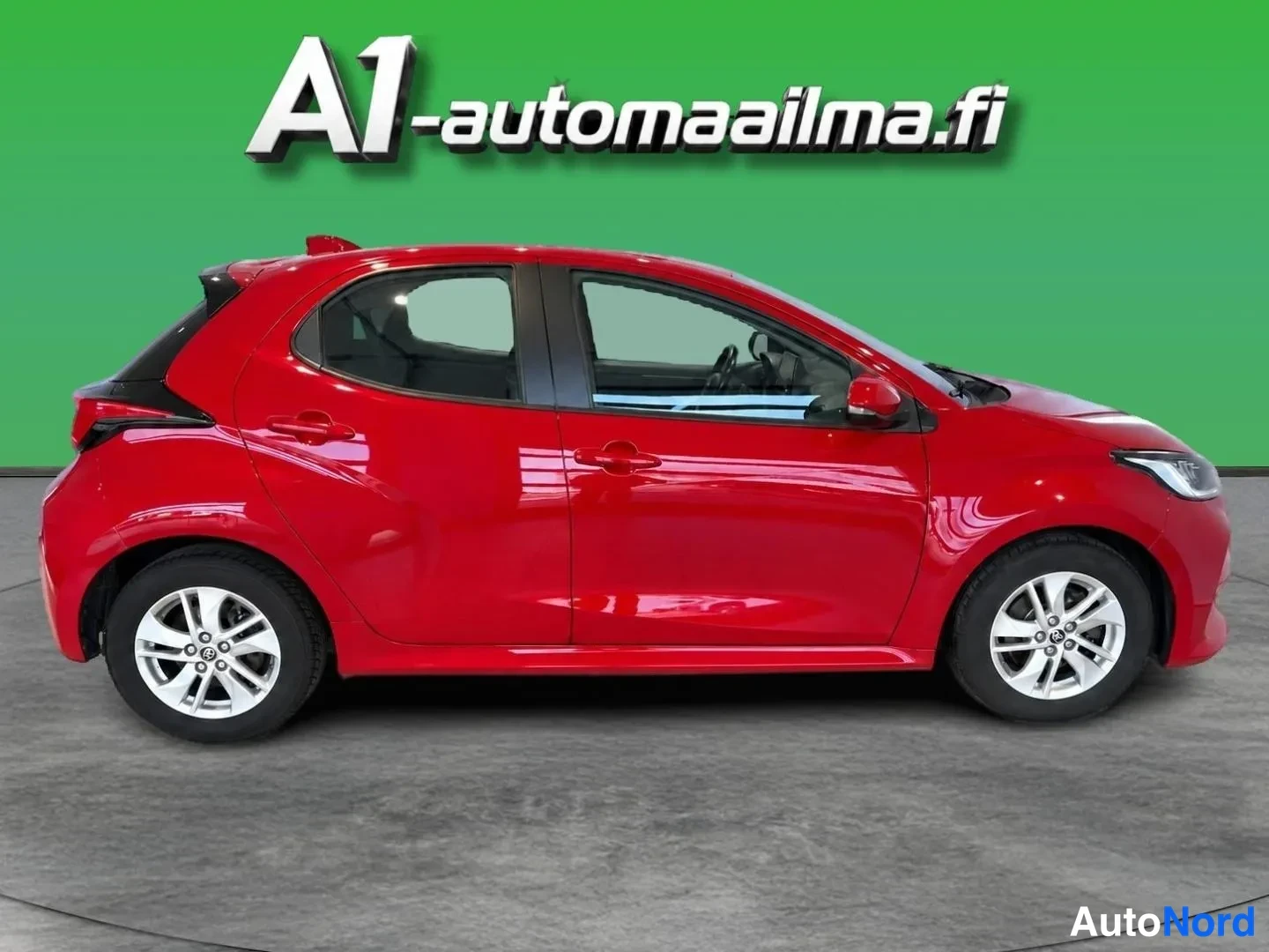 Punainen Toyota Yaris 2022, kuva 12