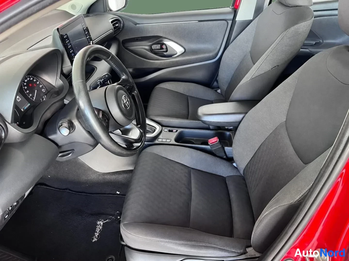 Punainen Toyota Yaris 2022, kuva 2