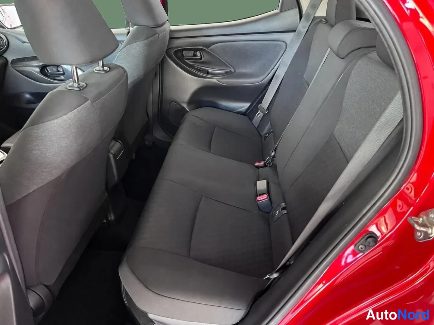 Punainen Toyota Yaris 2022, kuva 4
