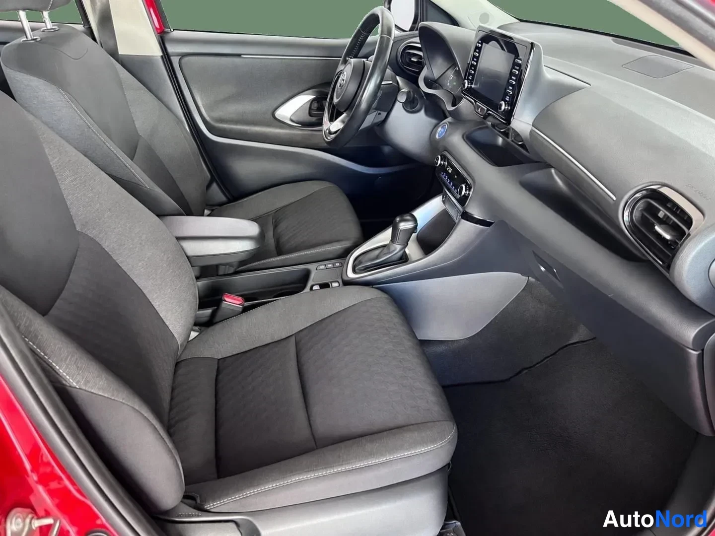 Punainen Toyota Yaris 2022, kuva 5