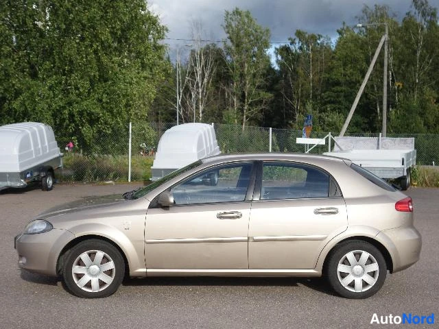 Beige Chevrolet Lacetti 2007, etuviisto, keula vasemmalle, kuva 4