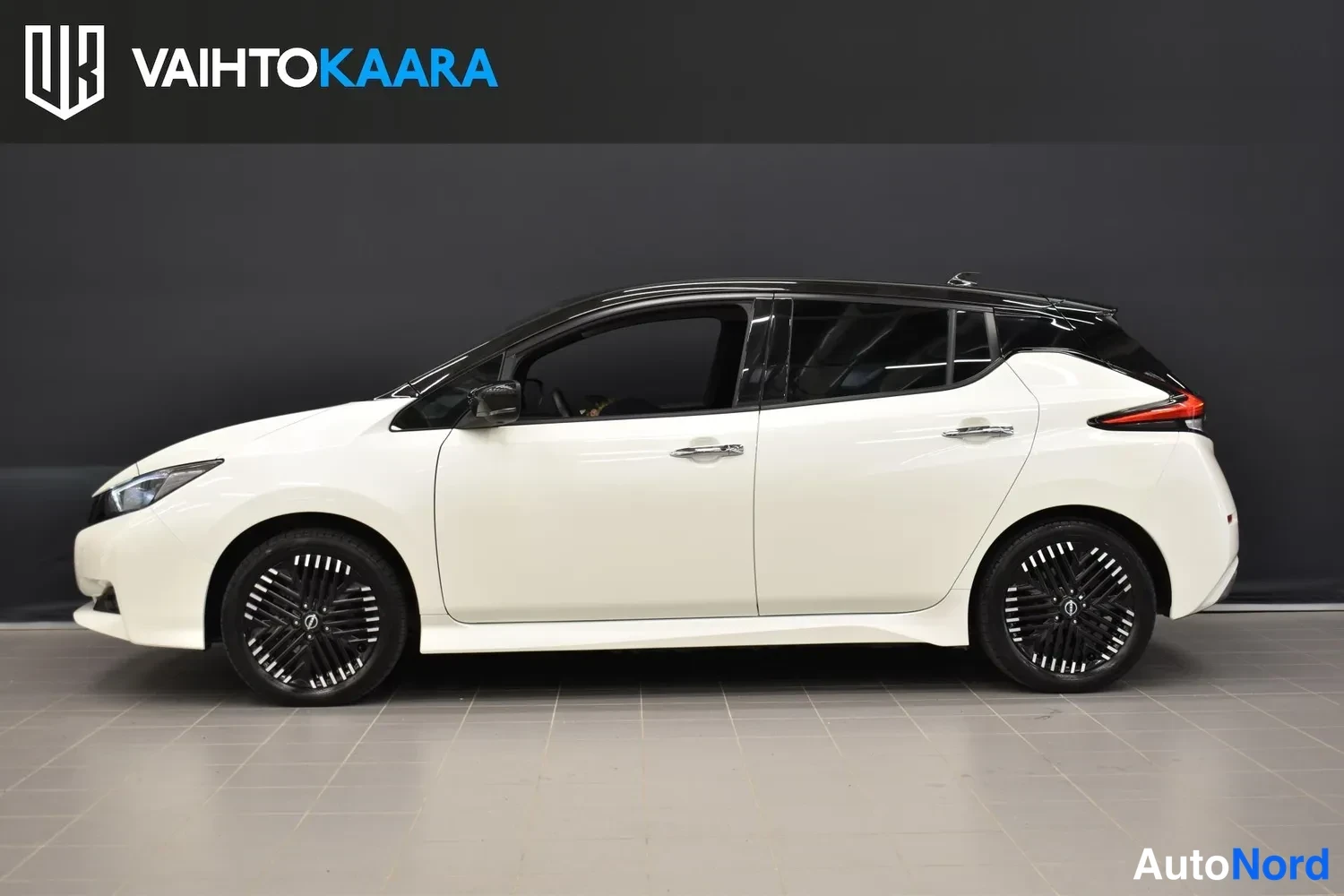 Valkoinen Nissan Leaf 2023, etuviisto, keula vasemmalle, kuva 2