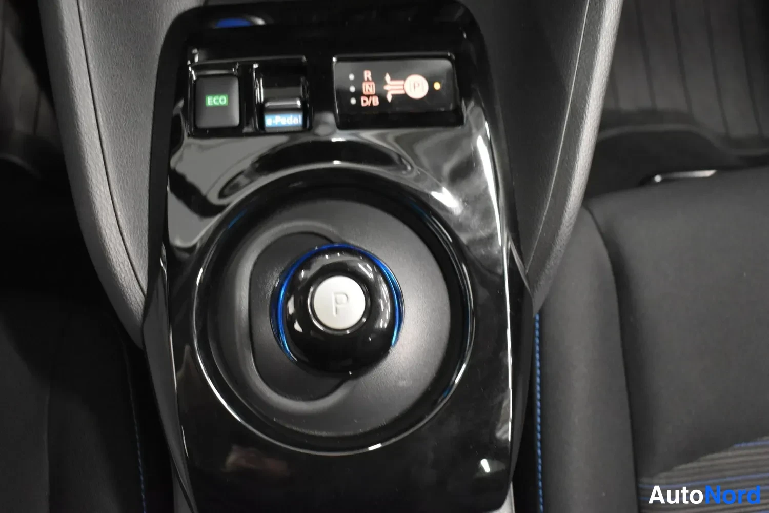 Valkoinen Nissan Leaf 2023, kuva 14