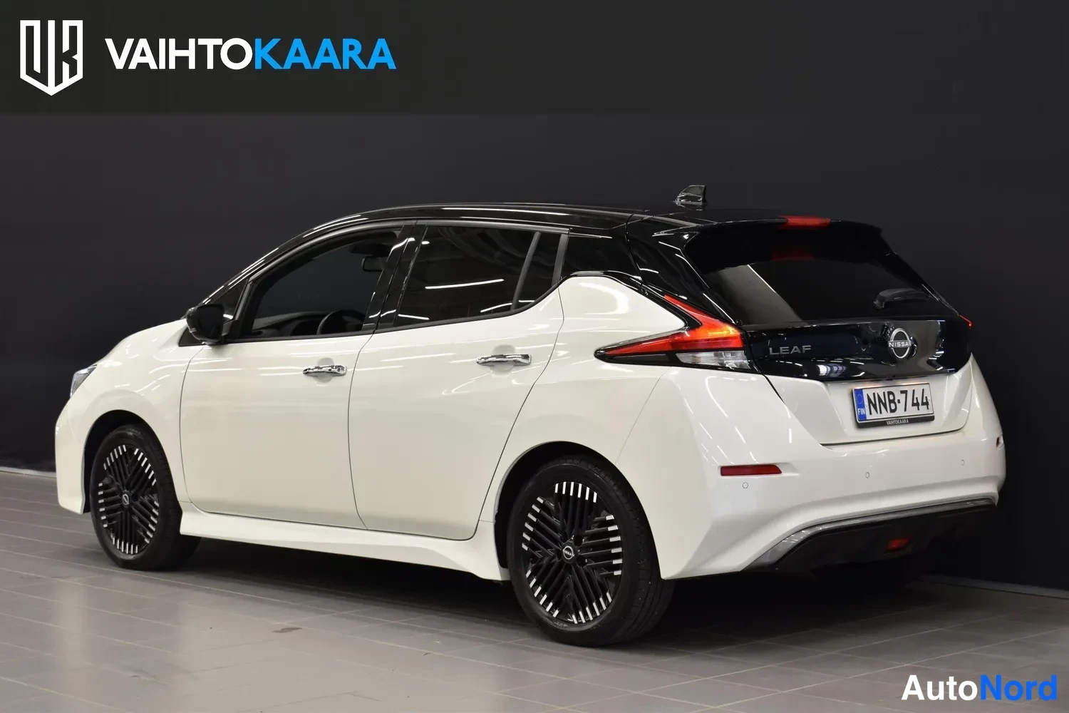 Valkoinen Nissan Leaf 2023, takaviisto, kuva 5