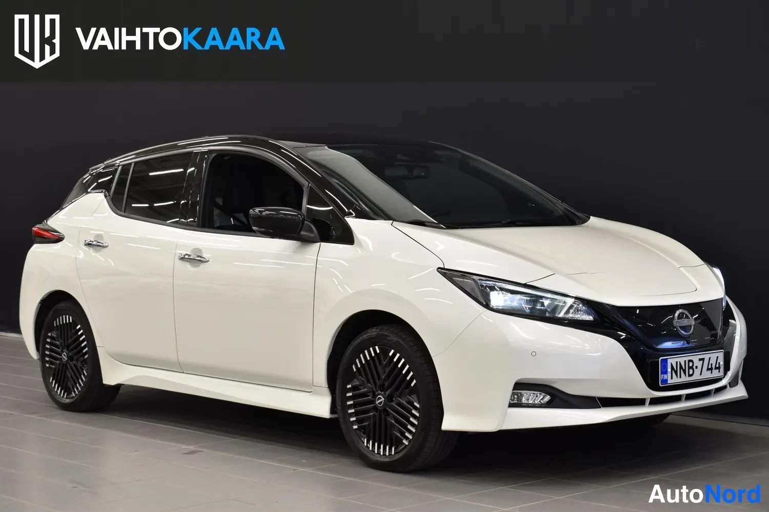Valkoinen Nissan Leaf 2023, etuviisto, keula oikealle, kuva 3