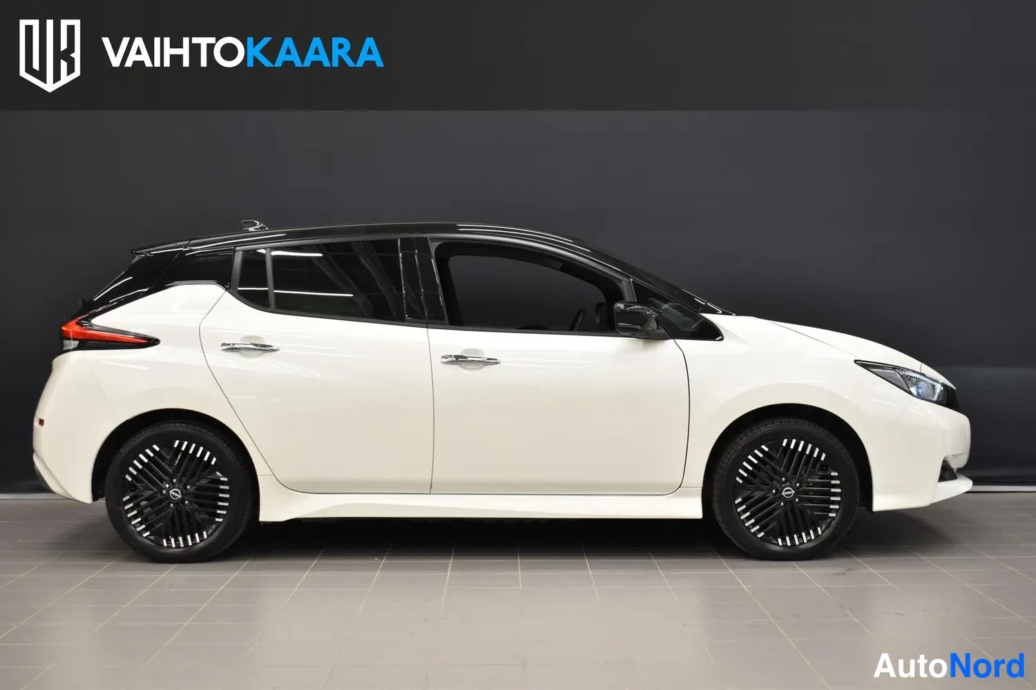 Valkoinen Nissan Leaf 2023, etuviisto, keula oikealle, kuva 4