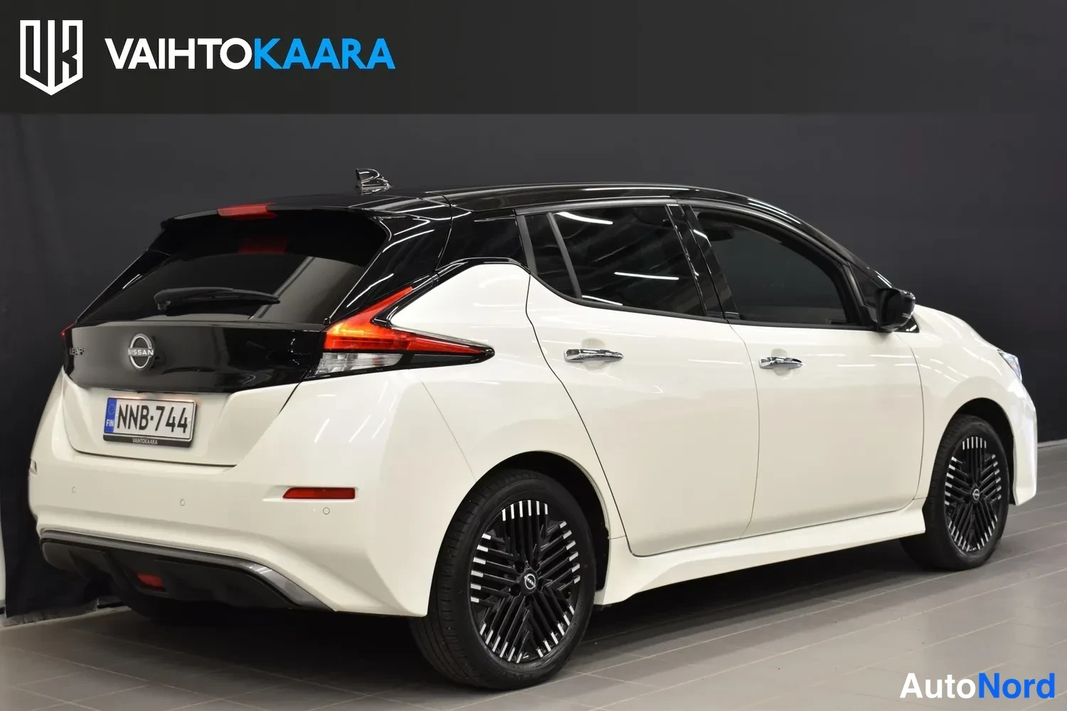 Valkoinen Nissan Leaf 2023, takaviisto, kuva 6