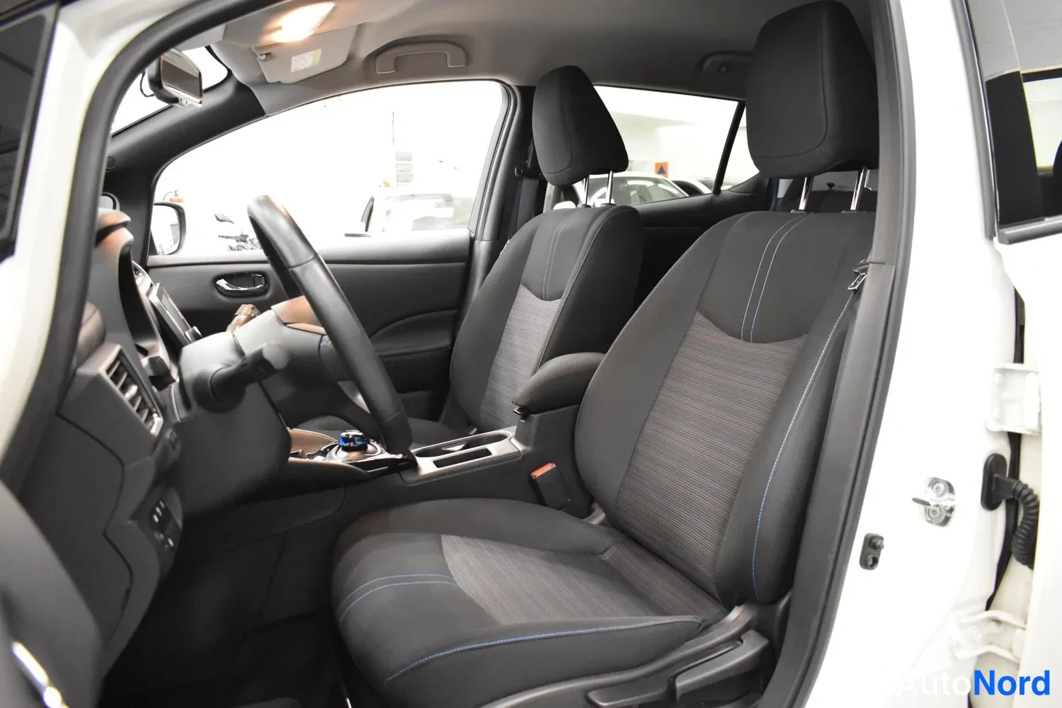 Valkoinen Nissan Leaf 2023, kuva 7