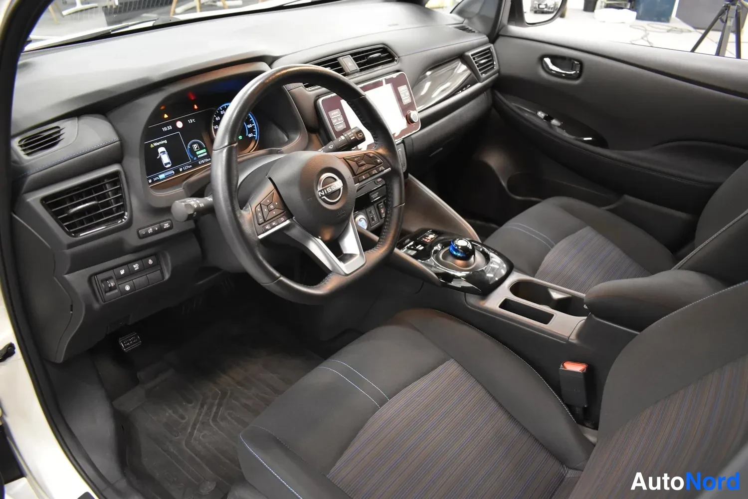 Valkoinen Nissan Leaf 2023, kuva 8