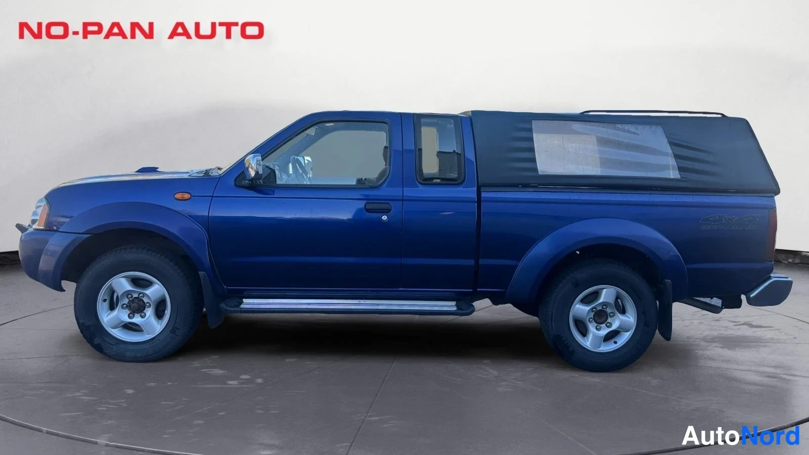 Sininen Nissan NP300 2009, sivulta, kuva 4