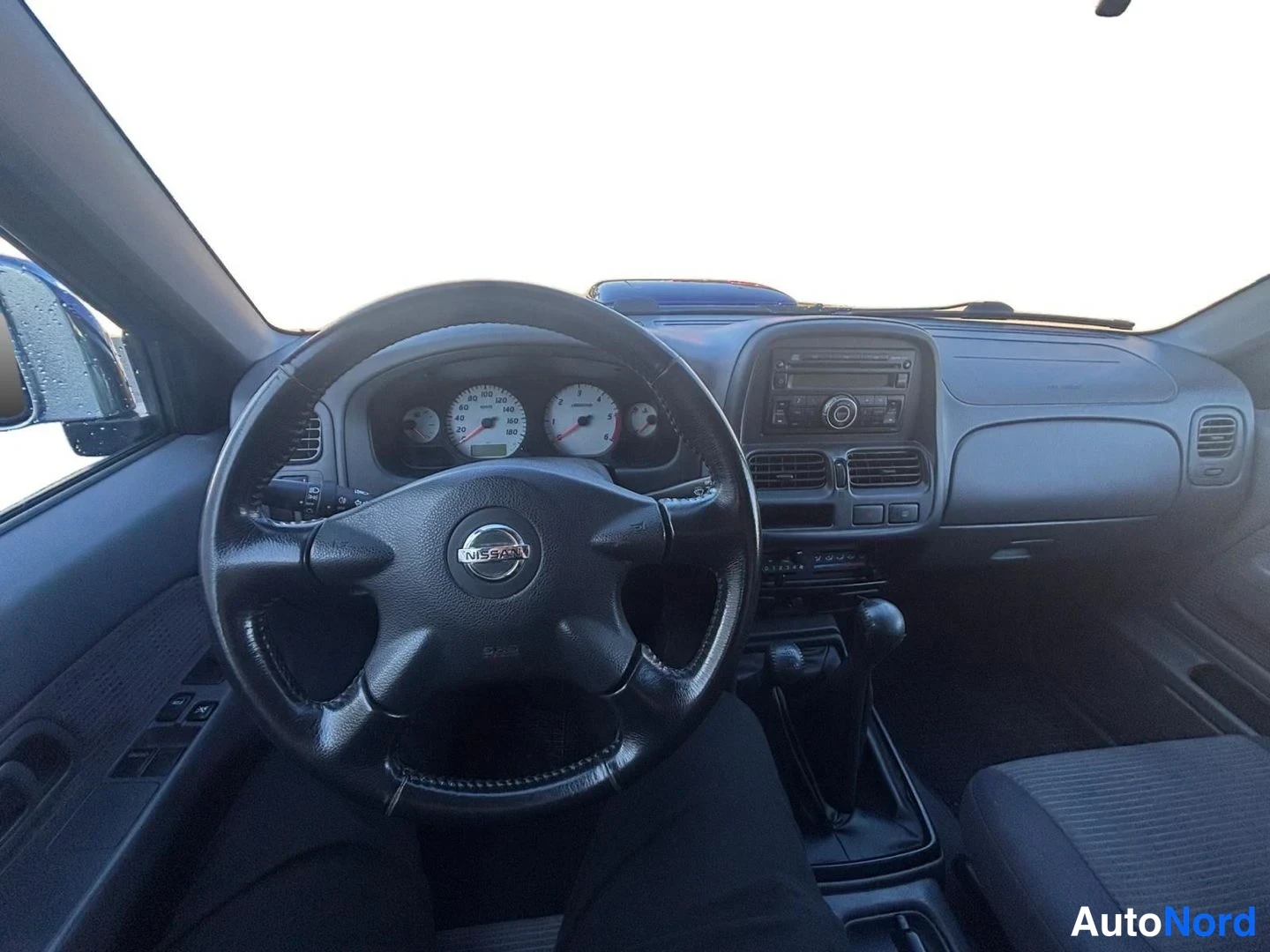 Sininen Nissan NP300 2009, kuva 12