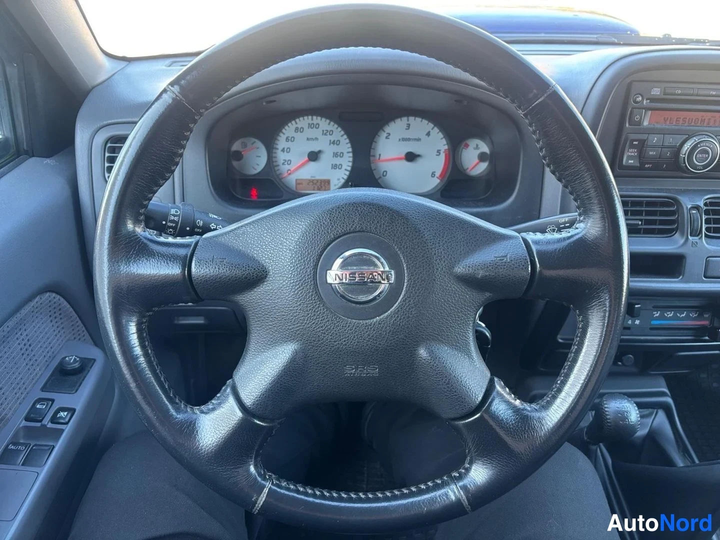 Sininen Nissan NP300 2009, kuva 14