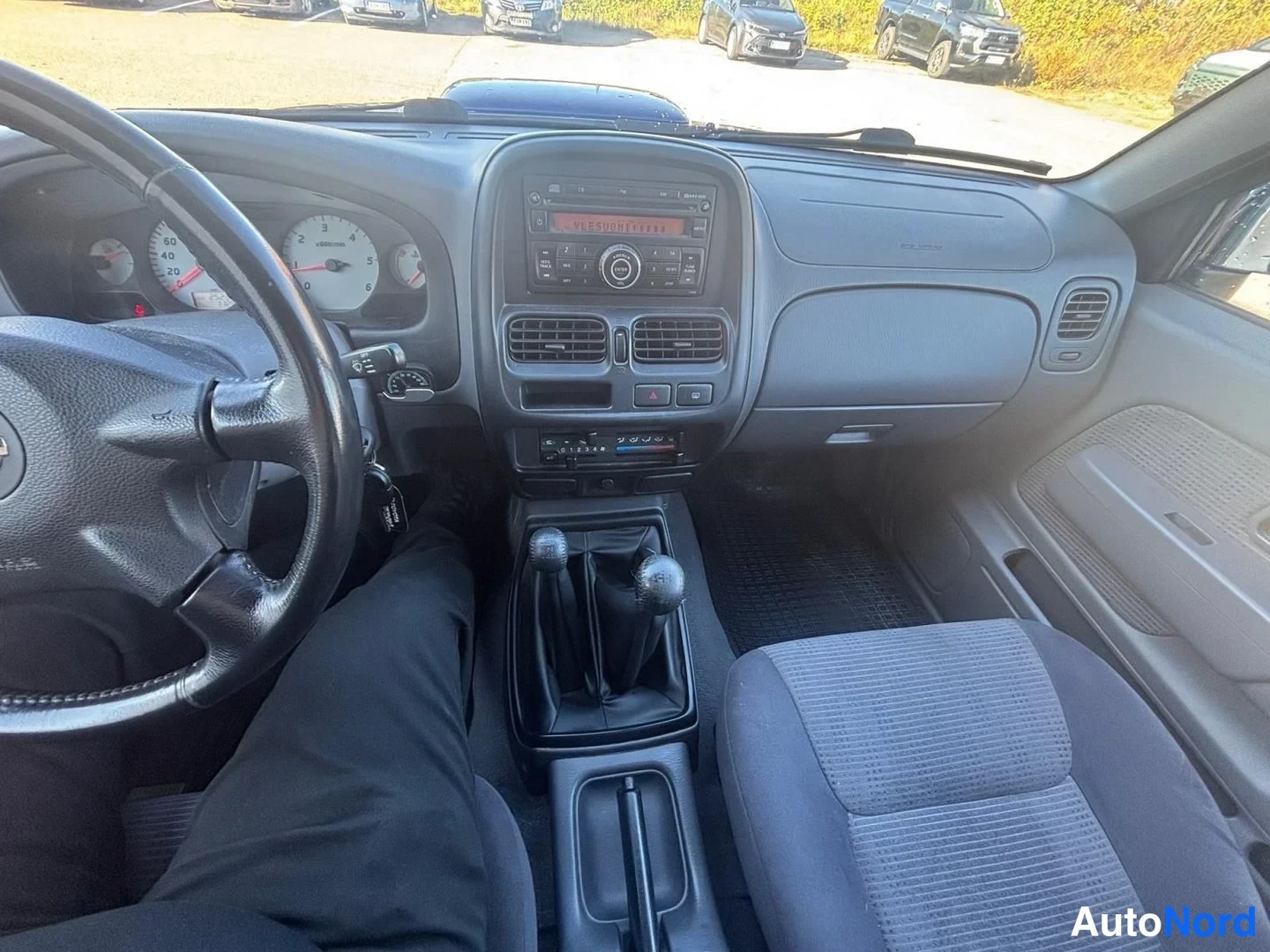 Sininen Nissan NP300 2009, kuva 16