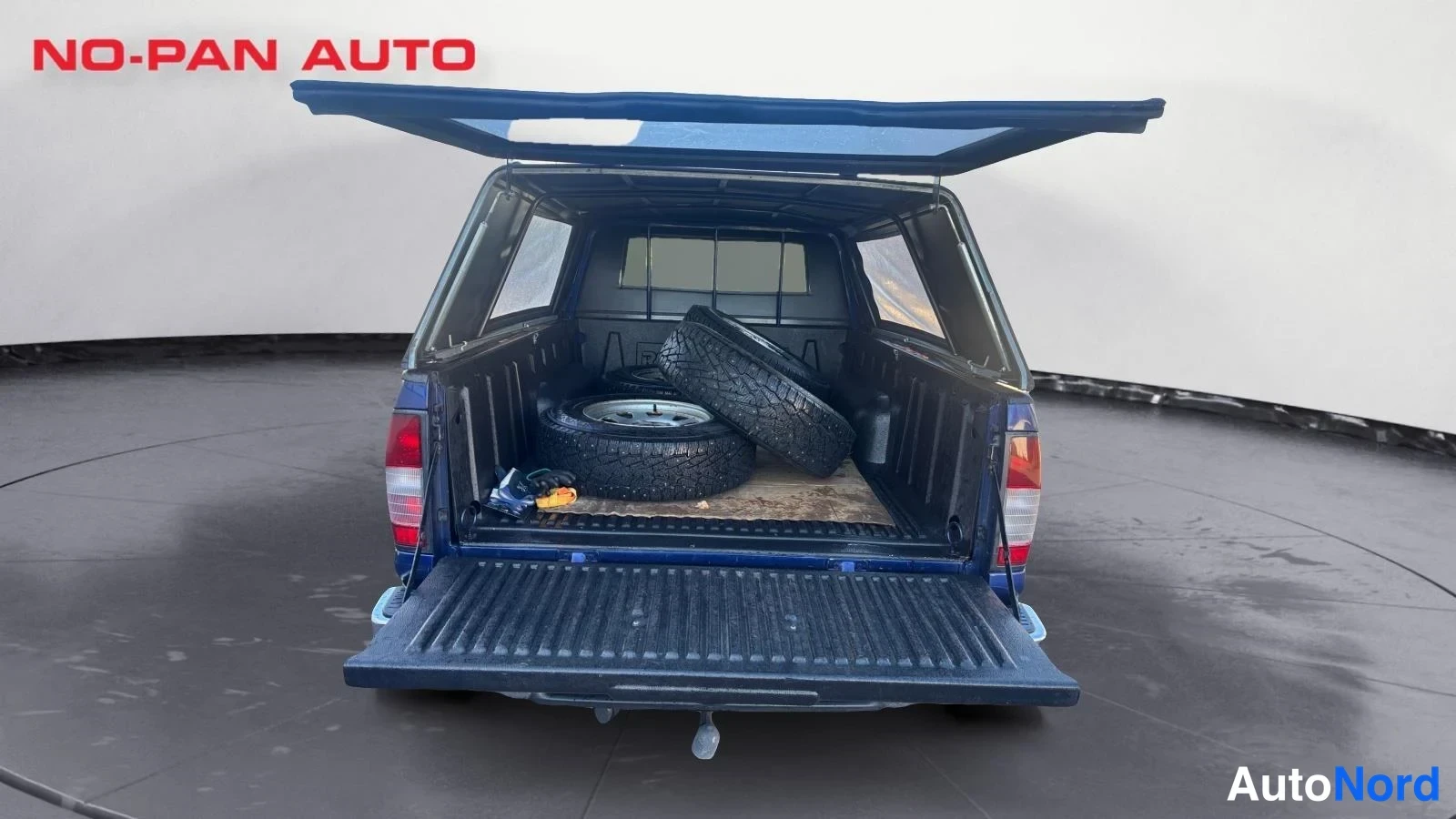 Sininen Nissan NP300 2009, takaa, kuva 9