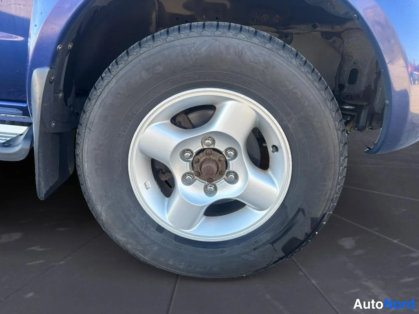 Sininen Nissan NP300 2009, kuva 19