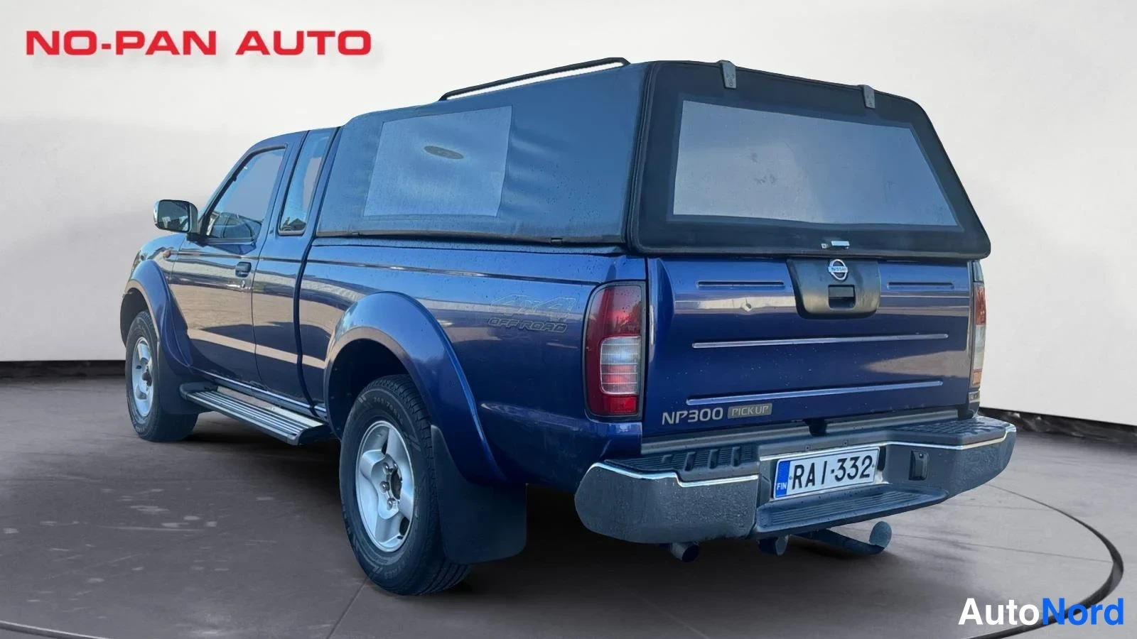 Sininen Nissan NP300 2009, takaviisto, kuva 6