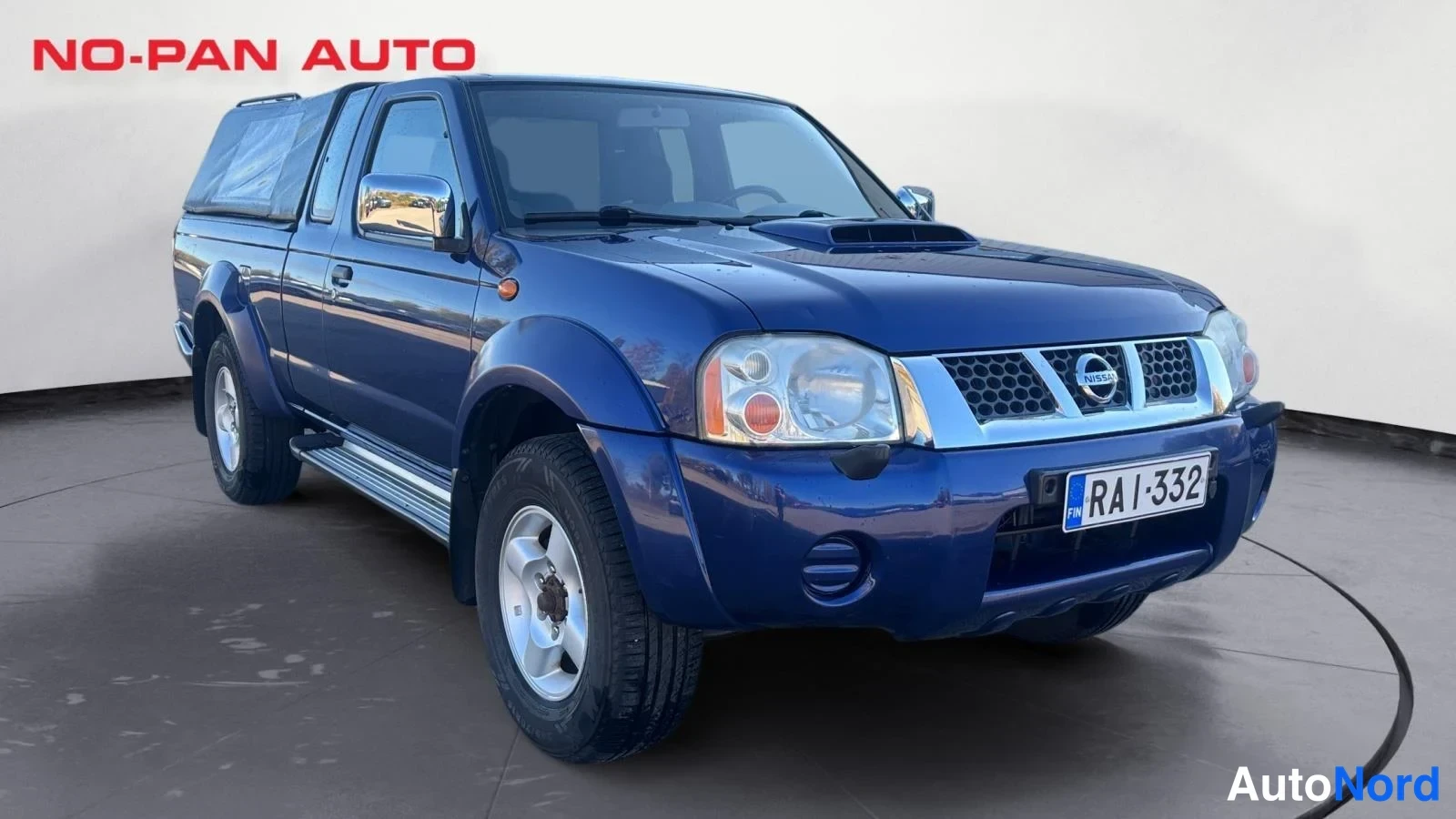 Sininen Nissan NP300 2009, etuviisto, keula oikealle, kuva 2