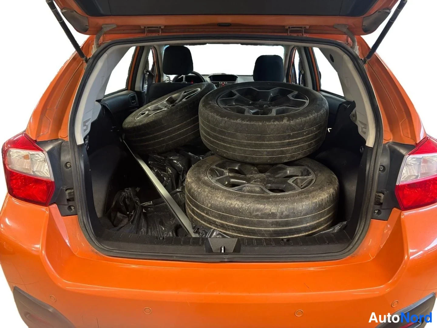 Oranssi Subaru XV 2012, takaa, kuva 9