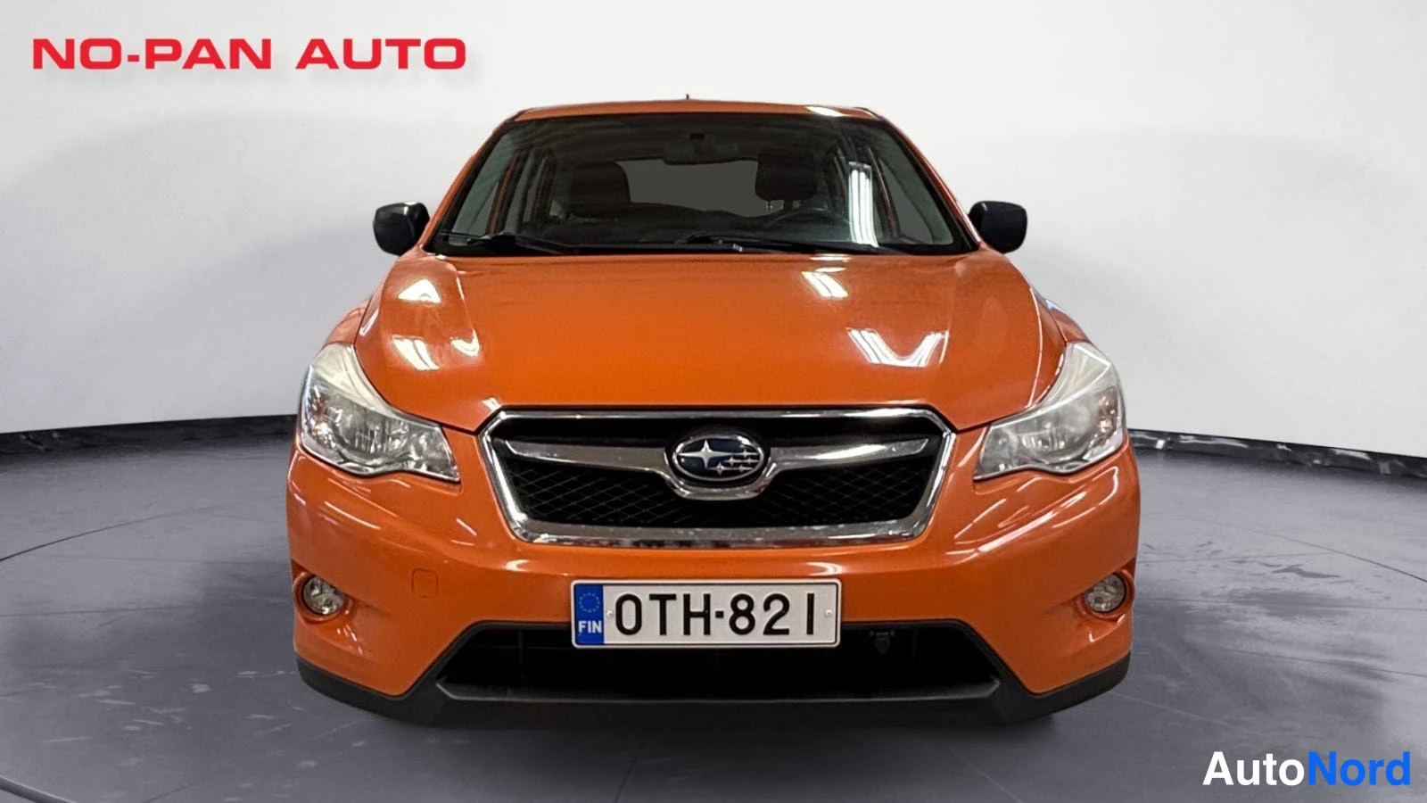 Oranssi Subaru XV 2012, edestä, kuva 4