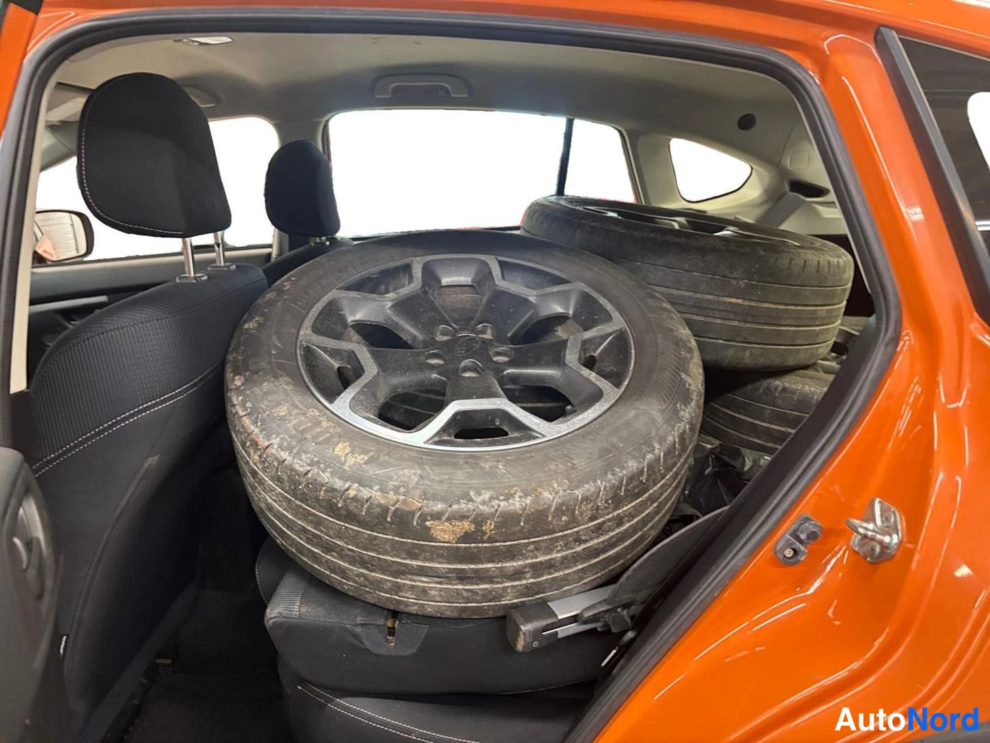 Oranssi Subaru XV 2012, kuva 11