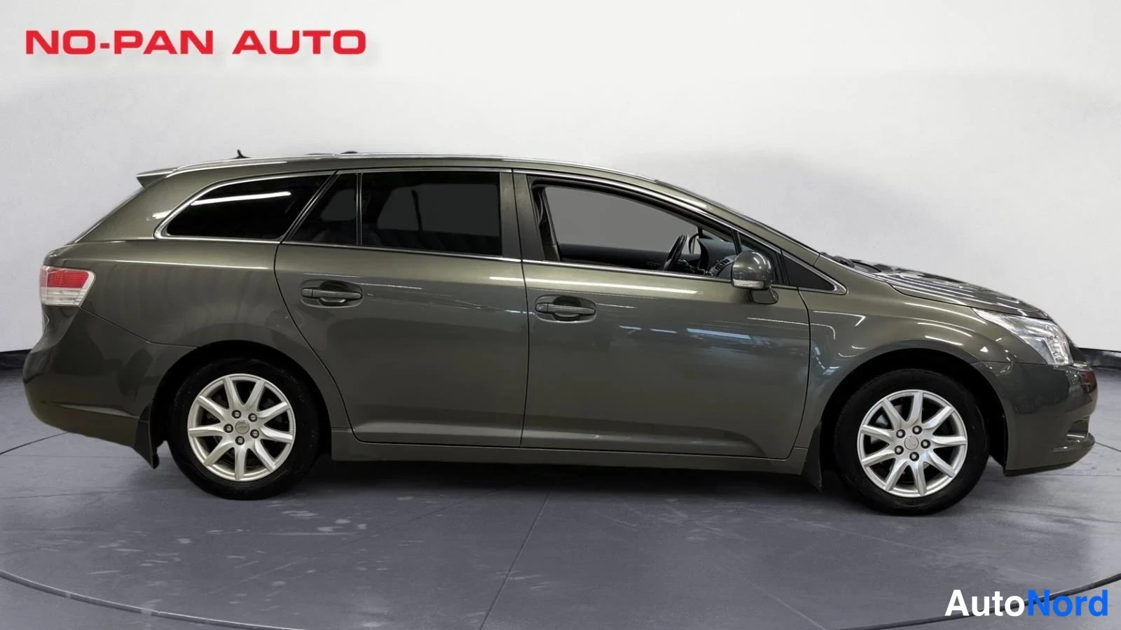 Vihreä Toyota Avensis 2010, sivulta, kuva 5
