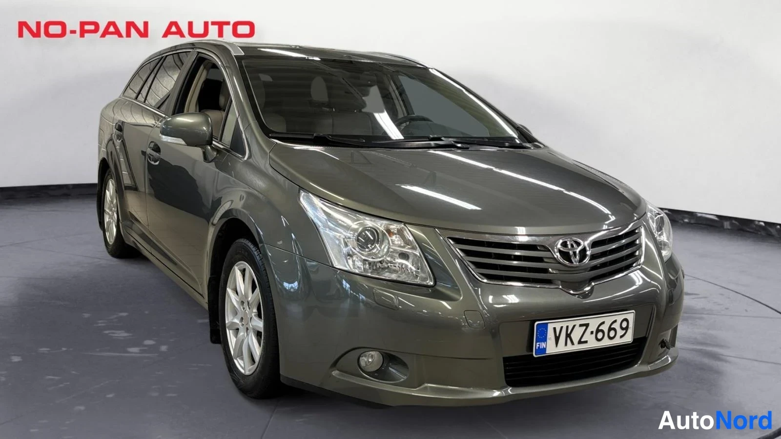 Vihreä Toyota Avensis 2010, etuviisto, keula oikealle, kuva 2