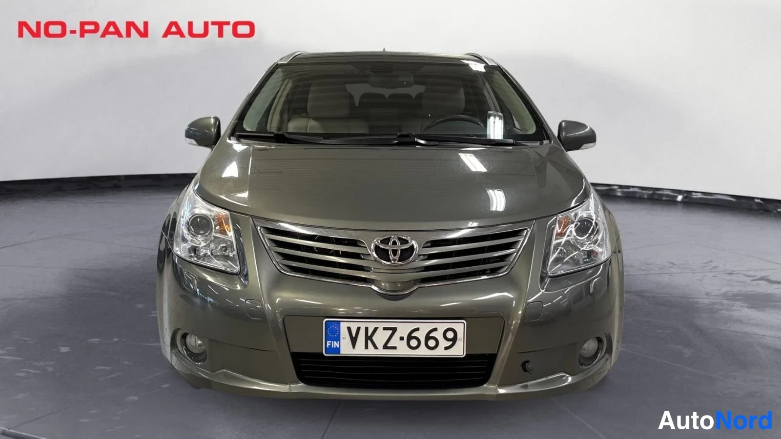 Vihreä Toyota Avensis 2010, edestä, kuva 3