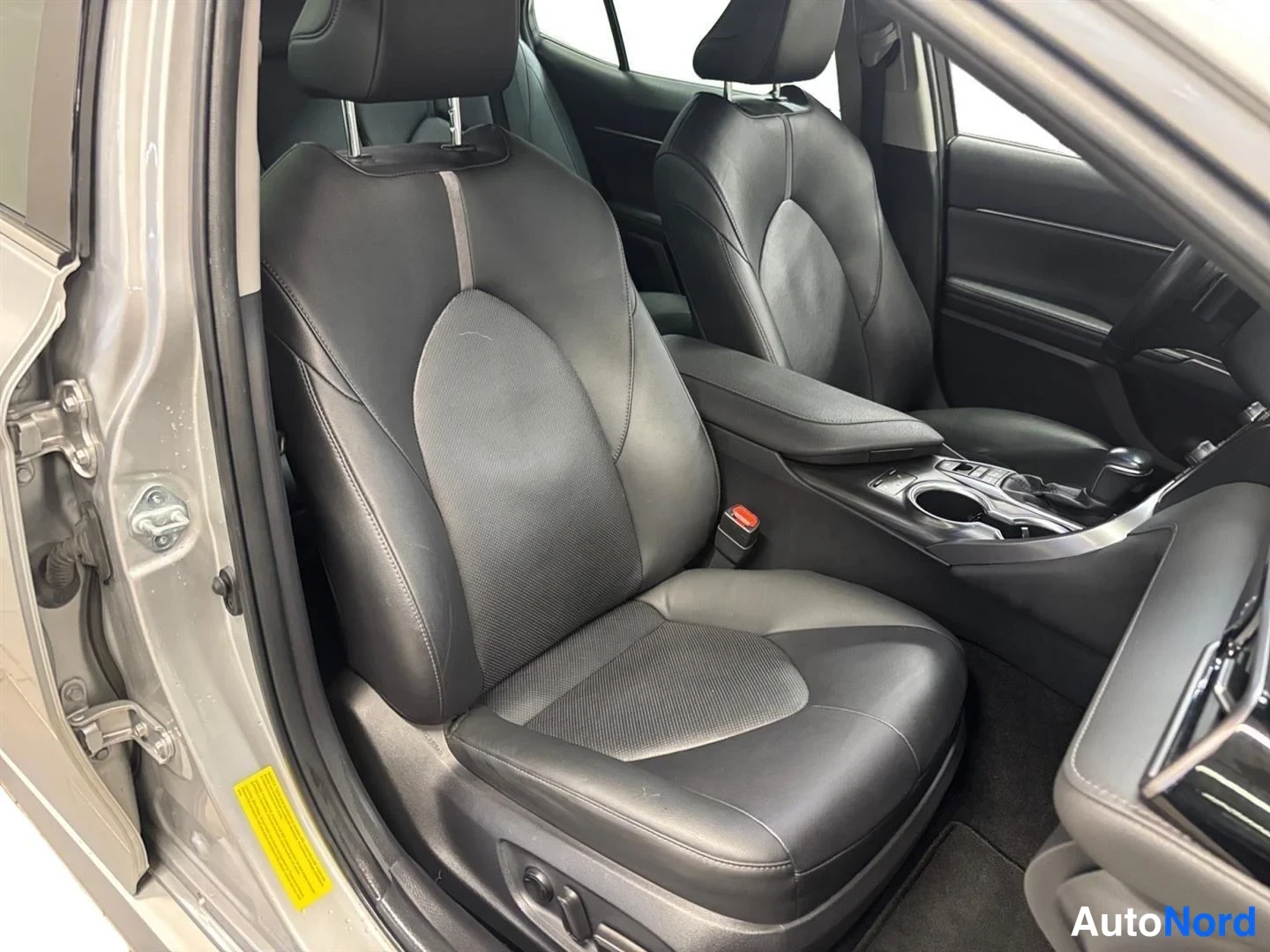 Hopea Toyota Camry 2022, etuviisto, keula oikealle, kuva 3