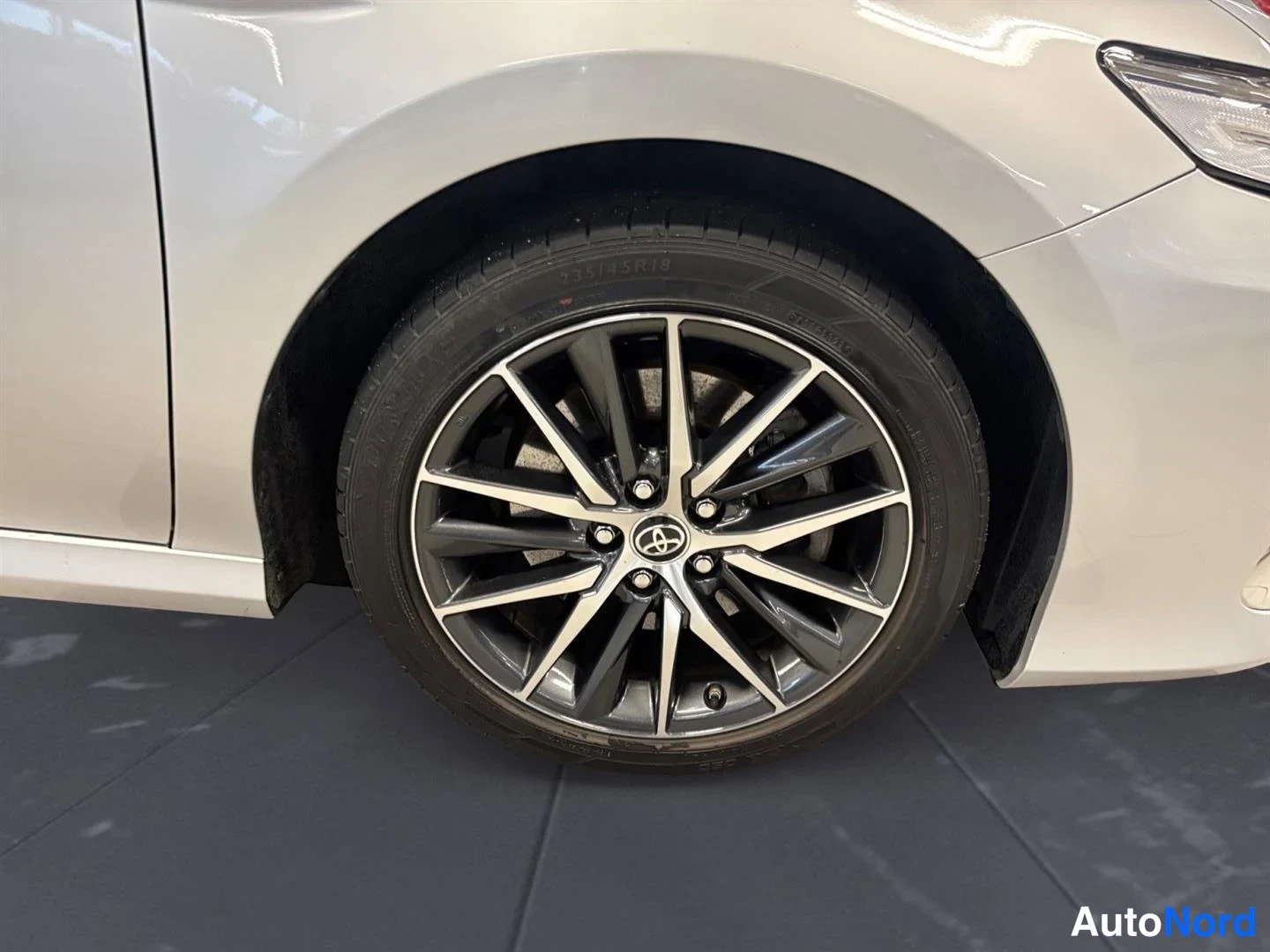 Hopea Toyota Camry 2022, edestä, kuva 5