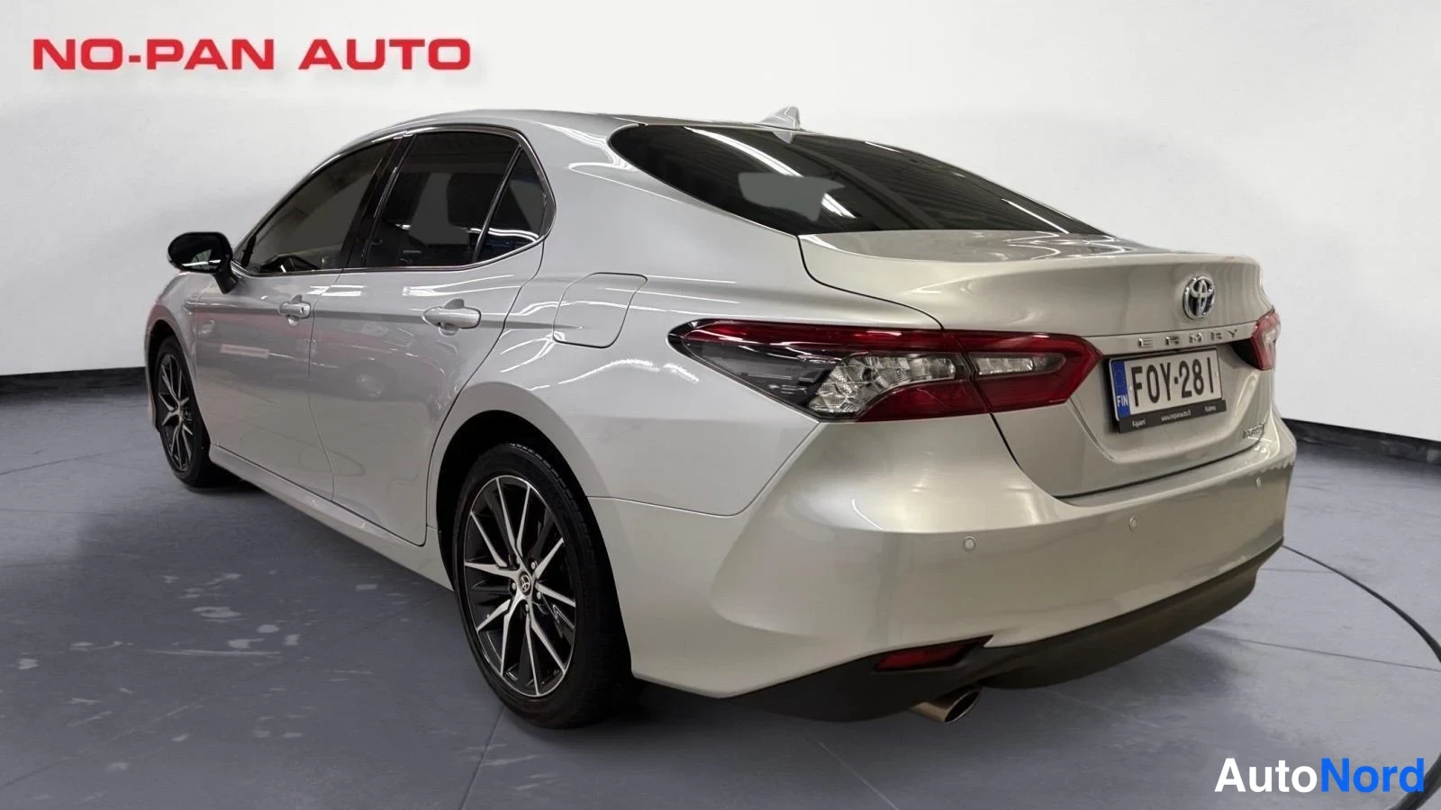 Hopea Toyota Camry 2022, takaviisto, kuva 8