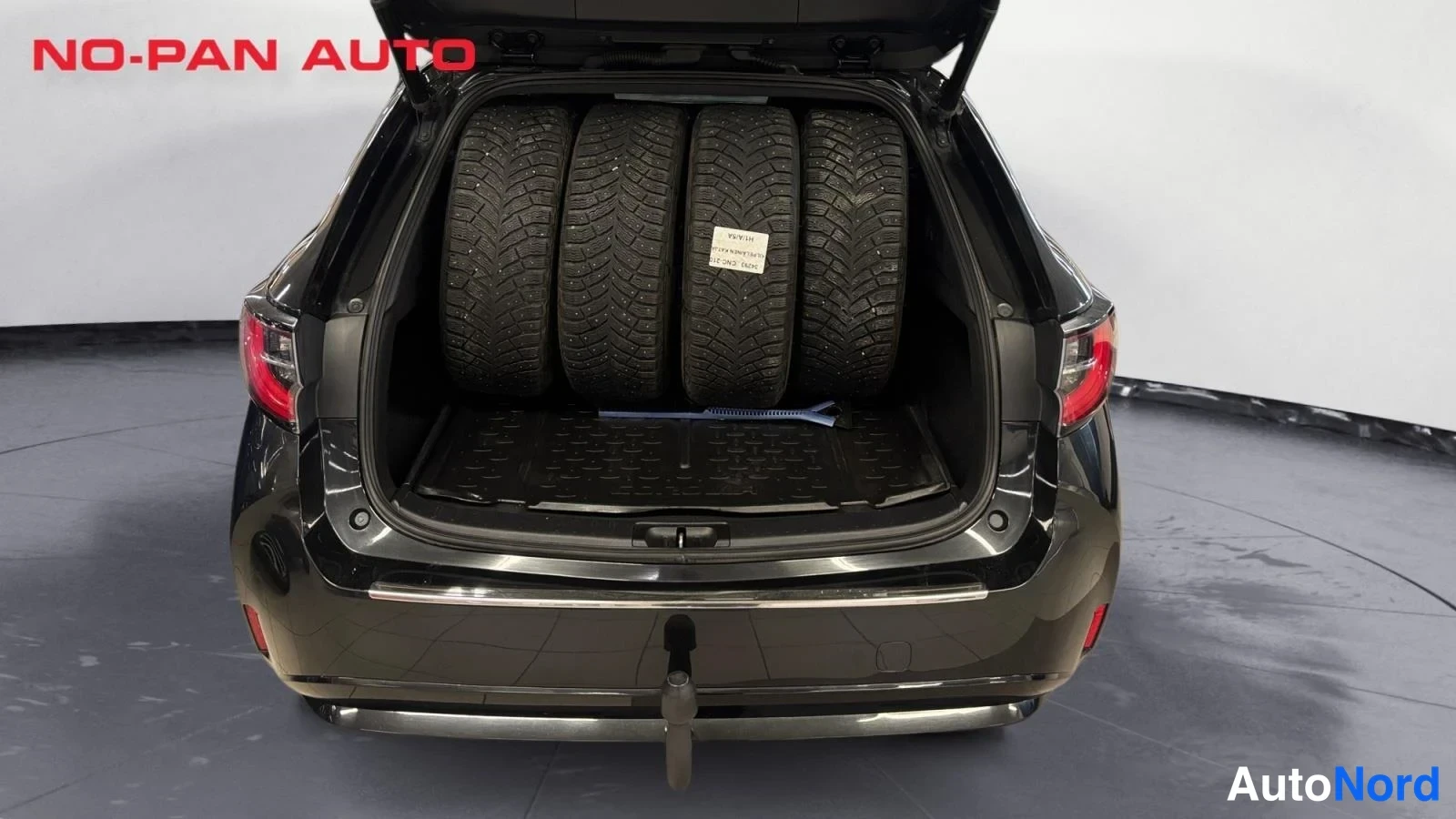 Musta Toyota Corolla Touring 2019, takaa, kuva 9