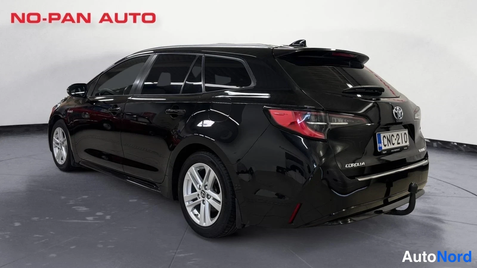Musta Toyota Corolla Touring 2019, takaviisto, kuva 8