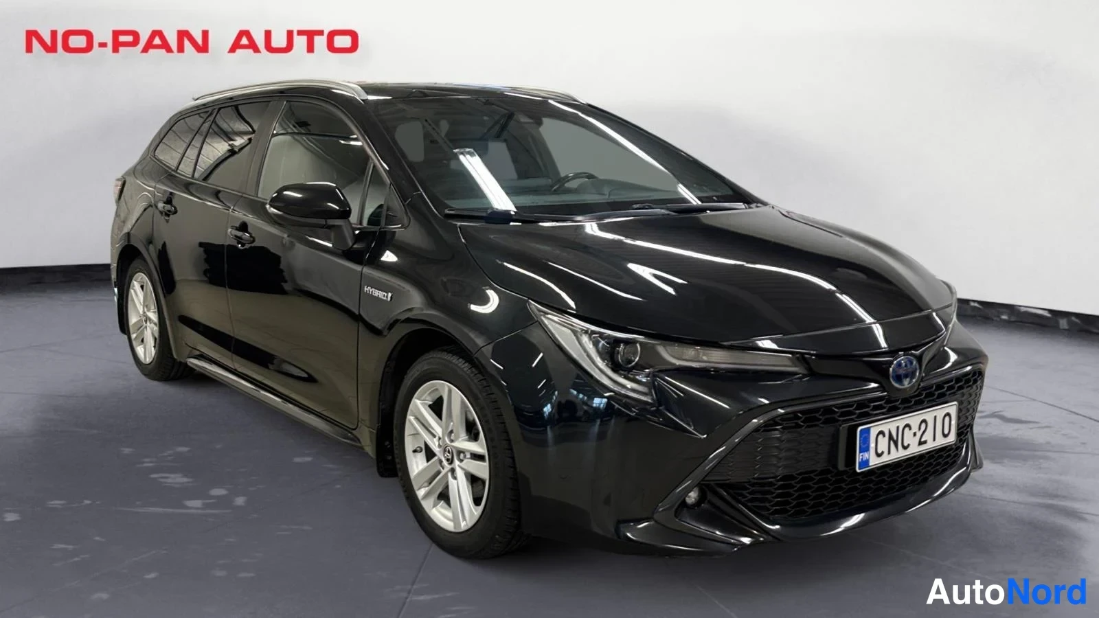 Musta Toyota Corolla Touring 2019, etuviisto, keula oikealle, kuva 3