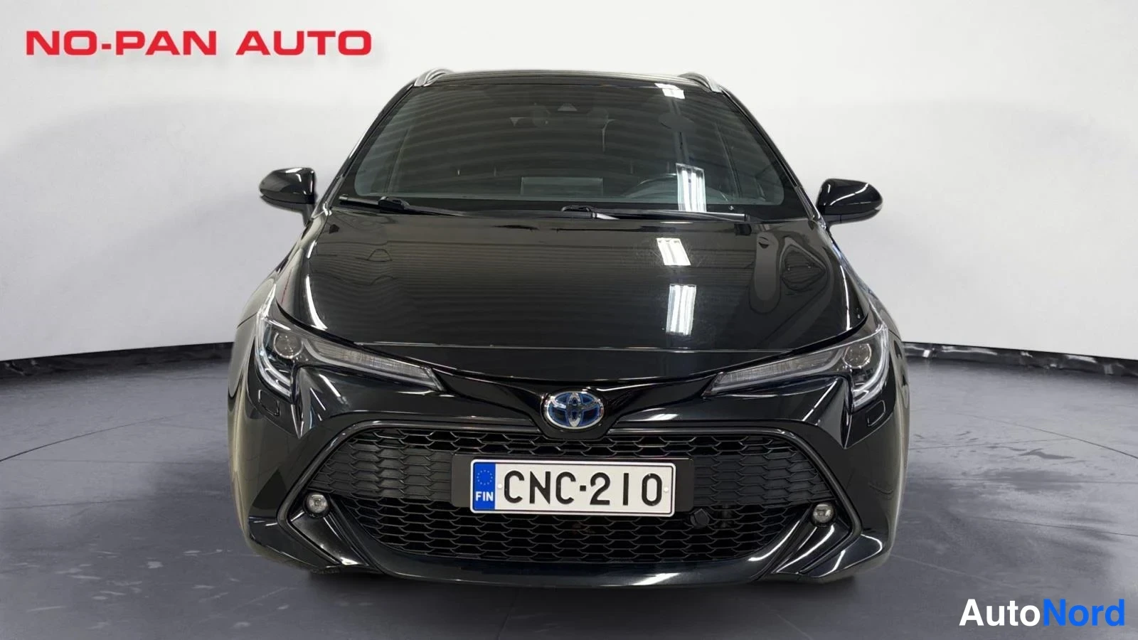 Musta Toyota Corolla Touring 2019, edestä, kuva 4
