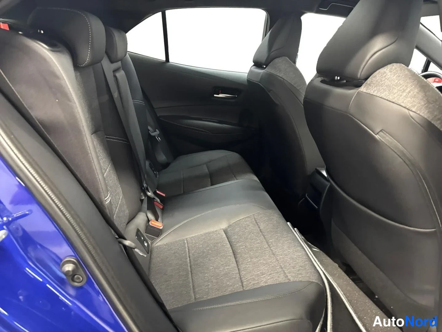 Sininen Toyota Corolla 2024, kuva 17