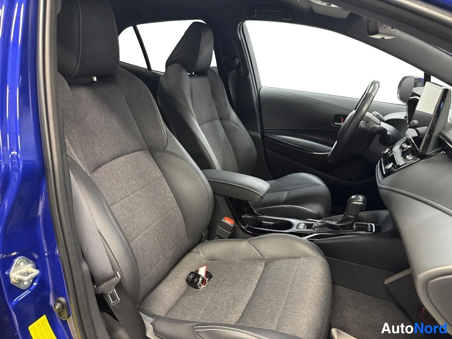 Sininen Toyota Corolla 2024, kuva 18