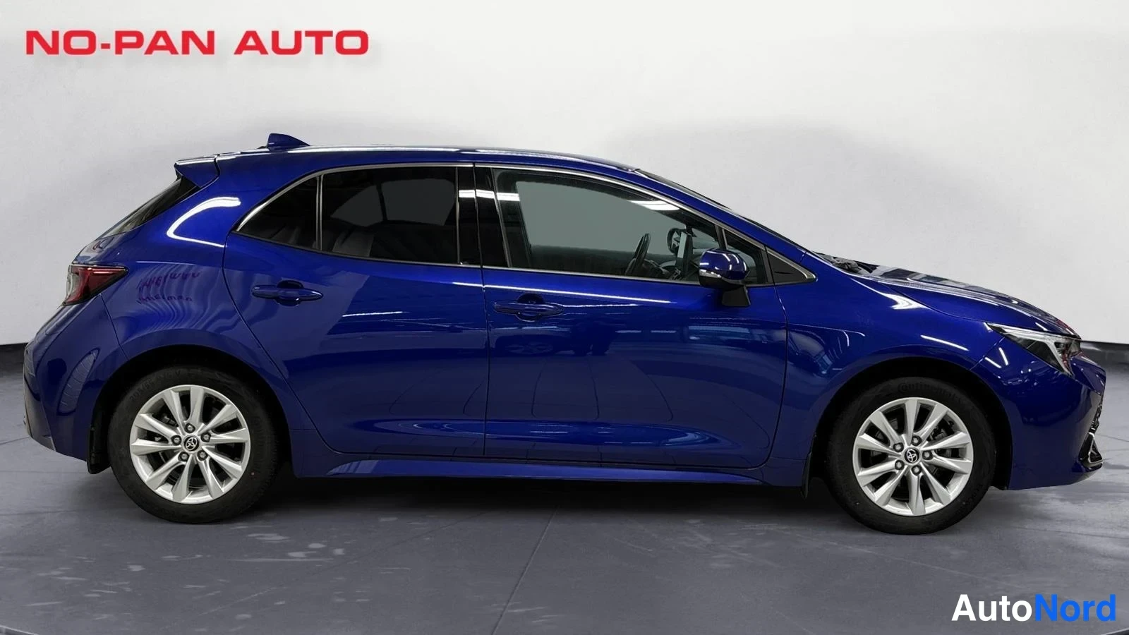 Sininen Toyota Corolla 2024, etuviisto, keula oikealle, kuva 4