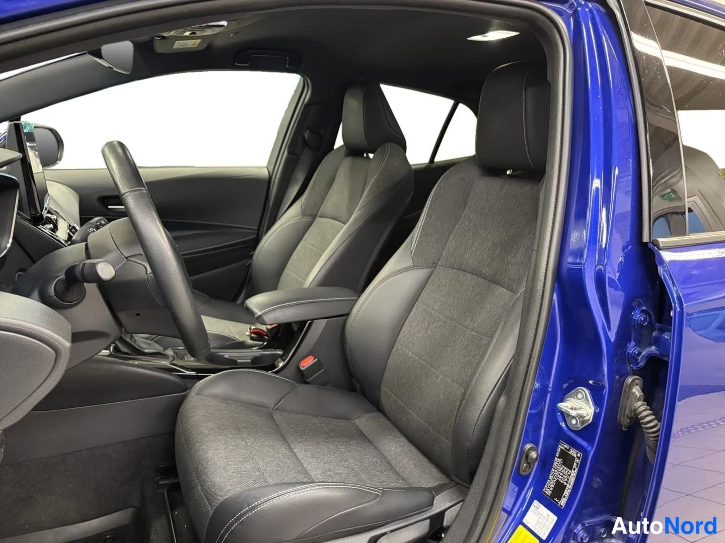 Sininen Toyota Corolla 2024, etuviisto, keula vasemmalle, kuva 2