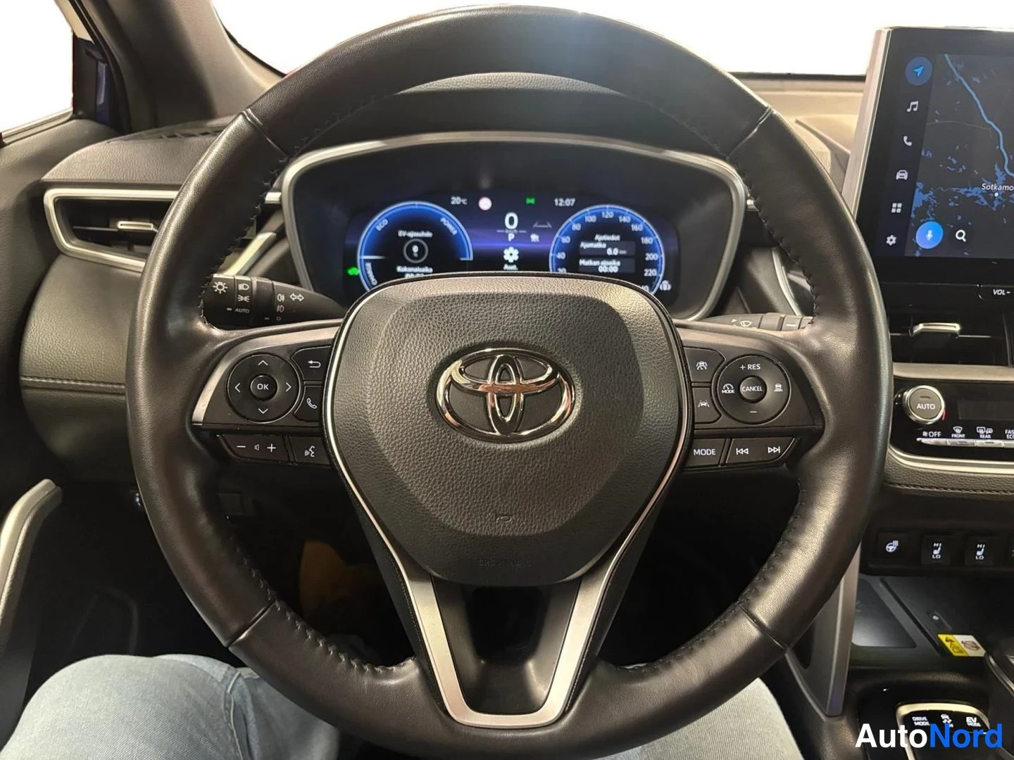 Sininen Toyota Corolla Cross 2023, kuva 13