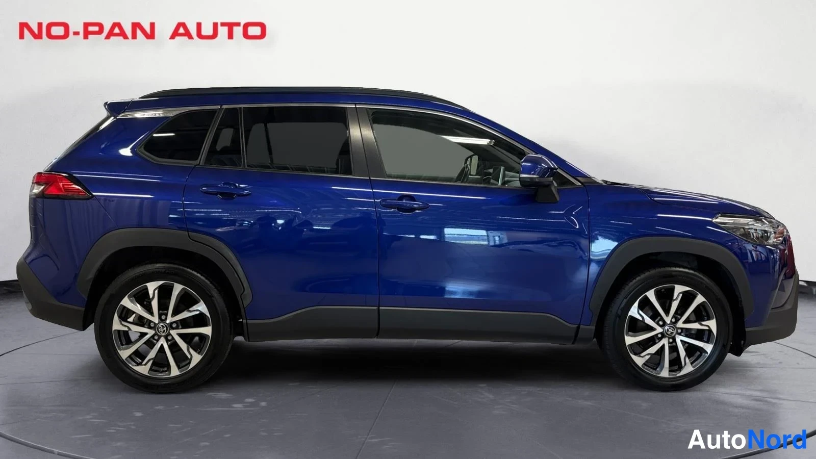 Sininen Toyota Corolla Cross 2023, sivulta, kuva 5