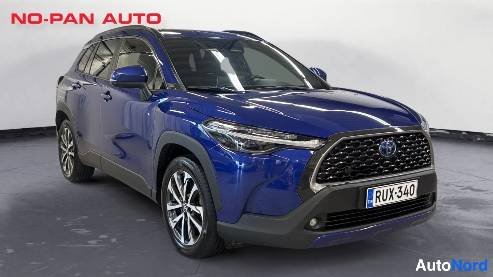 Sininen Toyota Corolla Cross 2023, etuviisto, keula oikealle, kuva 2