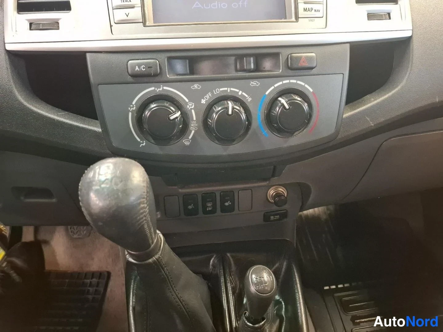 Harmaa Toyota Hilux 2012, kuva 12